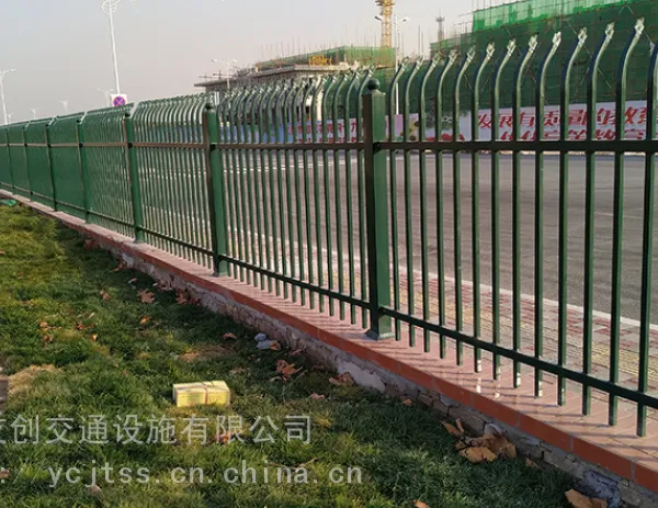 建筑工程锌钢护栏 厂区小区草坪围墙铁艺方管隔离栏 护栏厂家直供