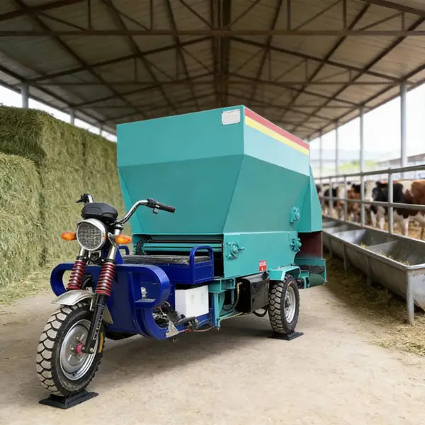 电动螺旋出料投喂车 牛羊饲料均匀撒料车 养殖场自动喂料车