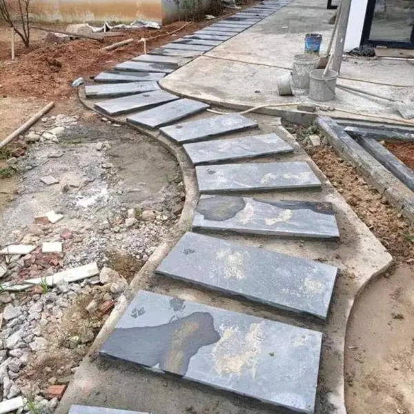 ����Ժ��԰�ֽ���¹Ŷ���ʯ�� С����ƺ��40*80������Ȼ�����ʯ��