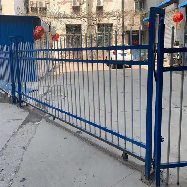 学校围墙防护栏杆 蓝白色锌钢厂区护栏优盾生产