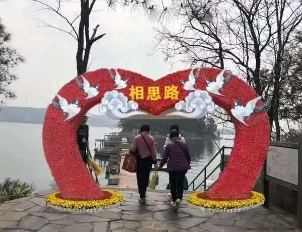 仿真动物绿雕的制作过程四川动物造型绿雕进口草丝制作的绿雕