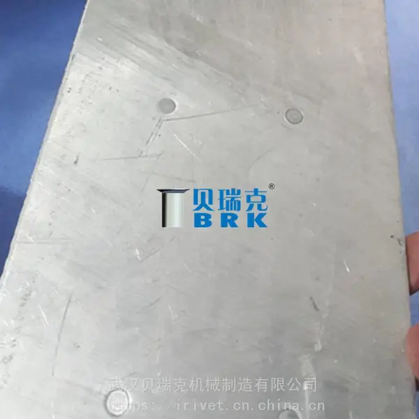 贝瑞克无孔标志牌自动铆钉机 道路标识牌路牌铆接机 自刺穿柳接机