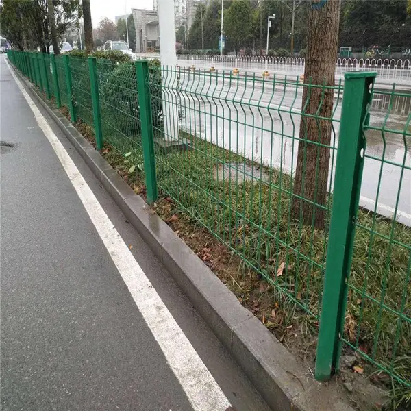 浸塑护栏网规格 圈地养殖护栏网 护栏网铁丝网