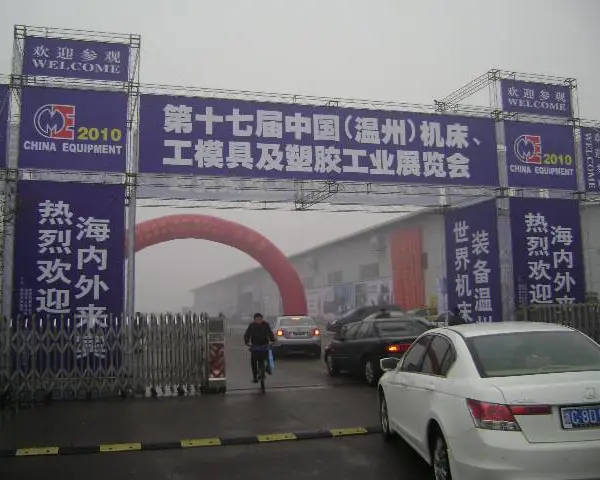 商场背景桁架 桁架门楼搭建 商场墙面广告制作 灯箱制作 画面更换
