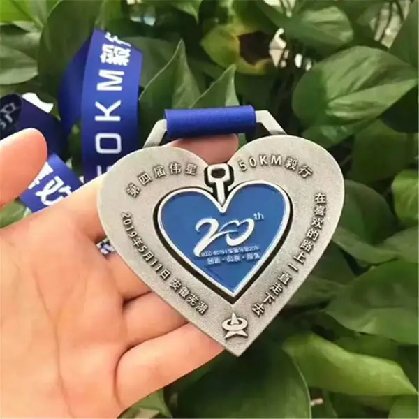 定制三角形奖牌 uv彩印logo工艺 任意材料订做佩戴挂绳