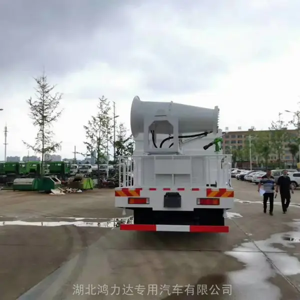 天津2吨洒水车作业场景展现城市整洁