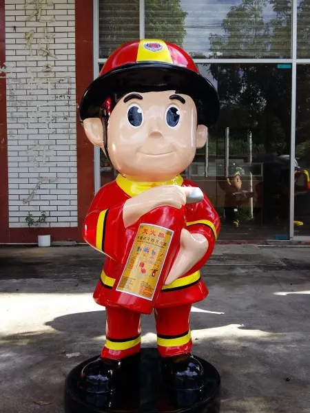 港城雕塑 玻璃钢消防员卡通公仔雕塑消防器材模型道具