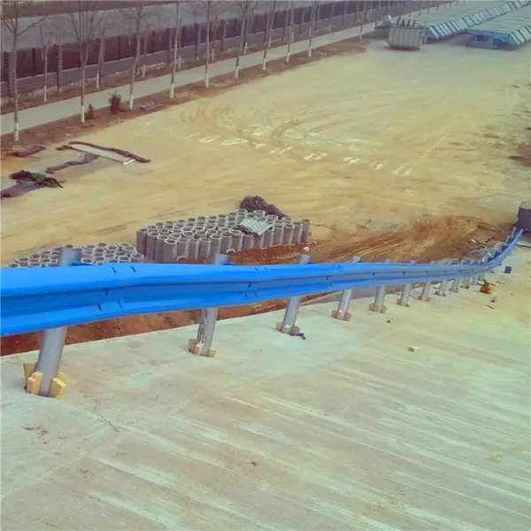 山东冠县波形护栏板喷塑护栏板高速公路热镀锌防撞护栏板价格
