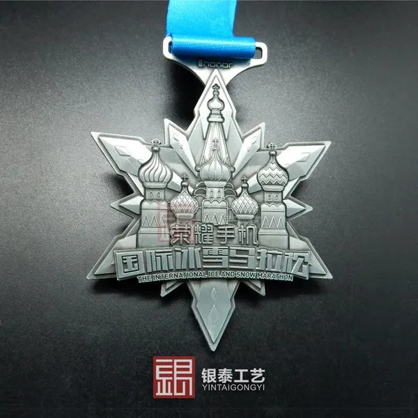 华丽的奖牌背后是手工艺人的辛苦付出