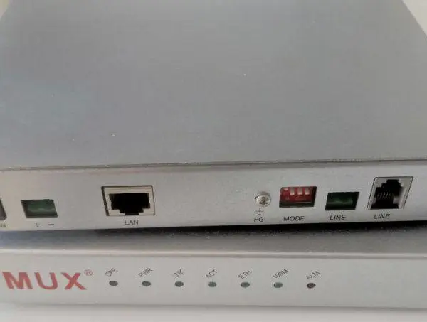FMUX FM-DSL-4E1T铜线传输设备 4路网络+1路电话 双绞线电话线传输设备