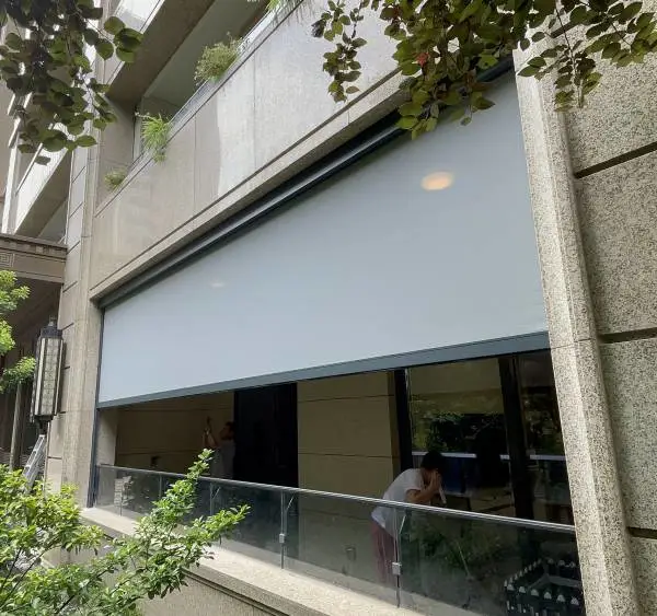 开放阳台电动防风卷帘户外阳光房遮阳垂直升降防雨灰尘虫智能简约