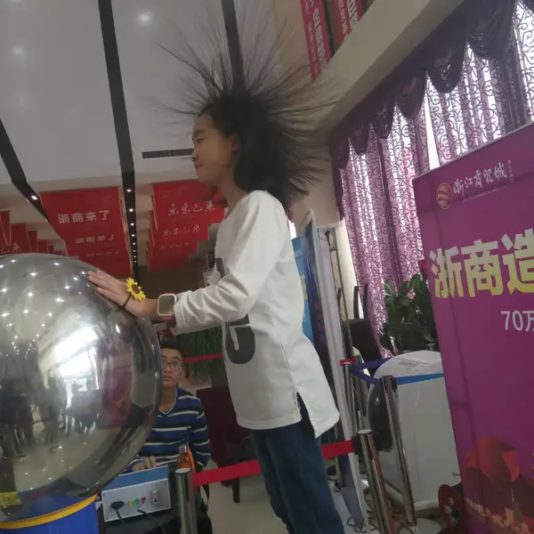 怒发冲冠、真人娃娃机、意念赛车、桌上足球、沙壶球租赁