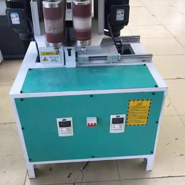 楼梯柱打磨方头专用机械,方头双面平砂机,变频调速双砂机,双头平面砂光机。楼梯柱方头打磨机操作简便
