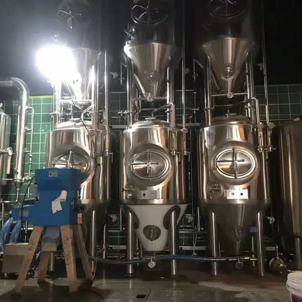 云南酒馆2000升自酿鲜啤酿酒设备 小型精酿啤酒设备经营模式