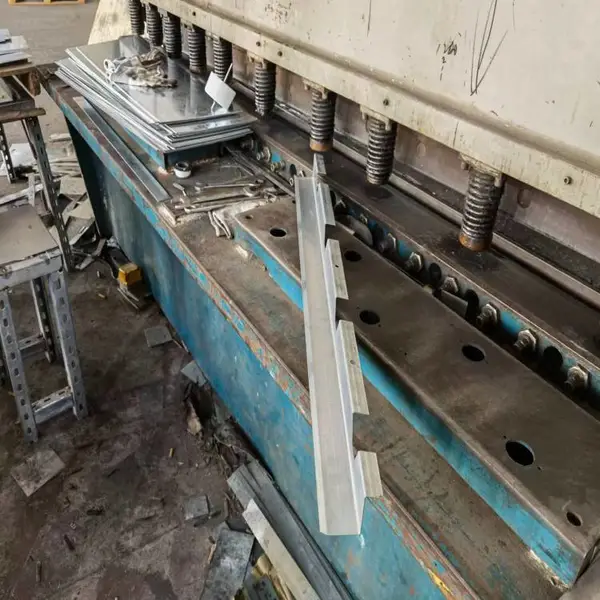 盛安泰 900型彩钢屋面板二次檩条 檐口热镀锌封堵 防水密封挡水件 按需定制