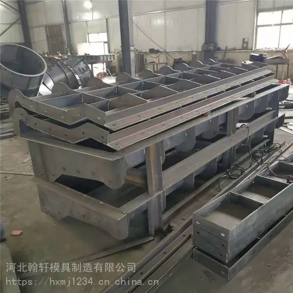 高速防撞墙钢模板加工与定制 翰轩模具制造 耐用 易用