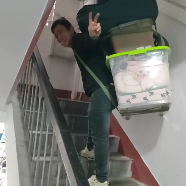 成都搬地砖工人 搬台球桌 搬旧沙发 搬运行李箱包搬家