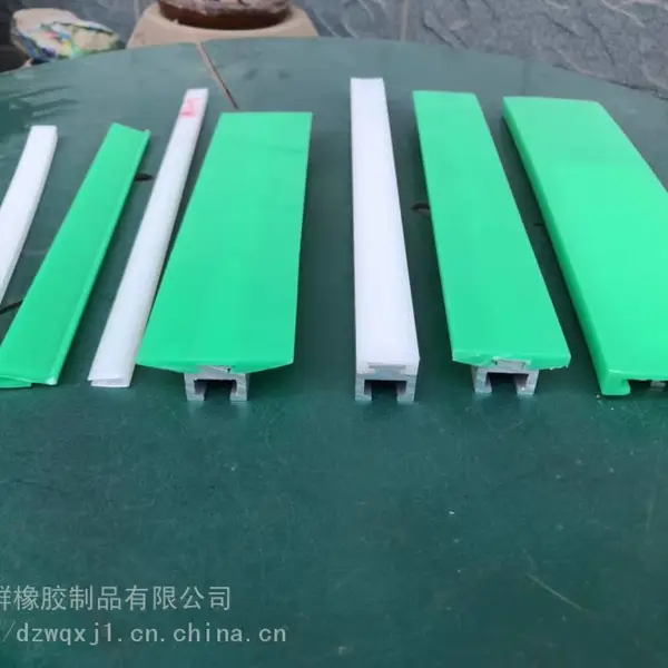 pe挤出耐磨条 聚乙烯加工导轨 食品包装机护栏 大C护栏