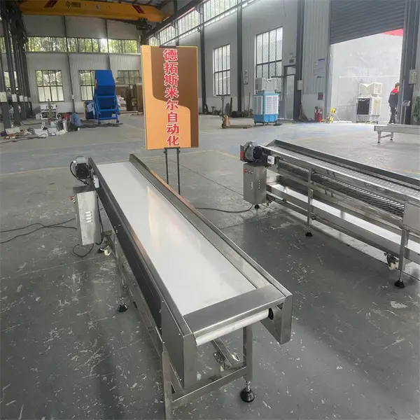 白色皮带输送机小型自动粮食食品传送带爬坡移动式输送带提升机