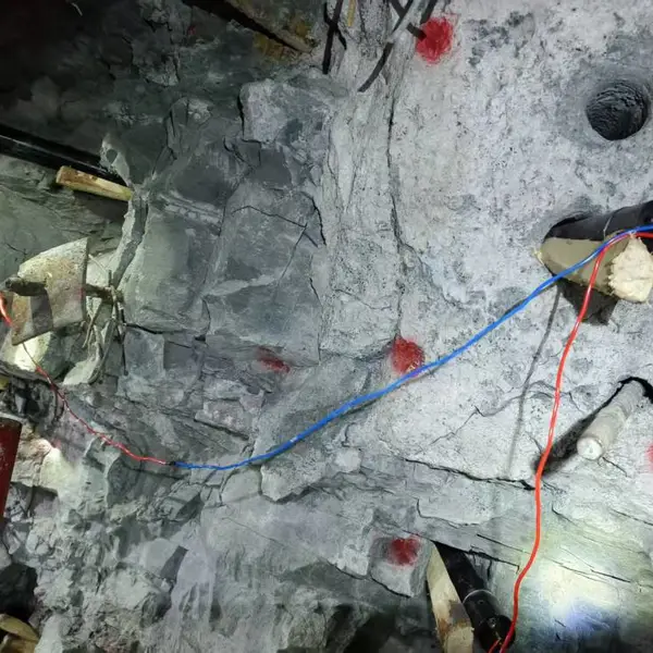 出口矿石开采 二氧化碳气体爆破中德鼎立集团洞采岩石设备