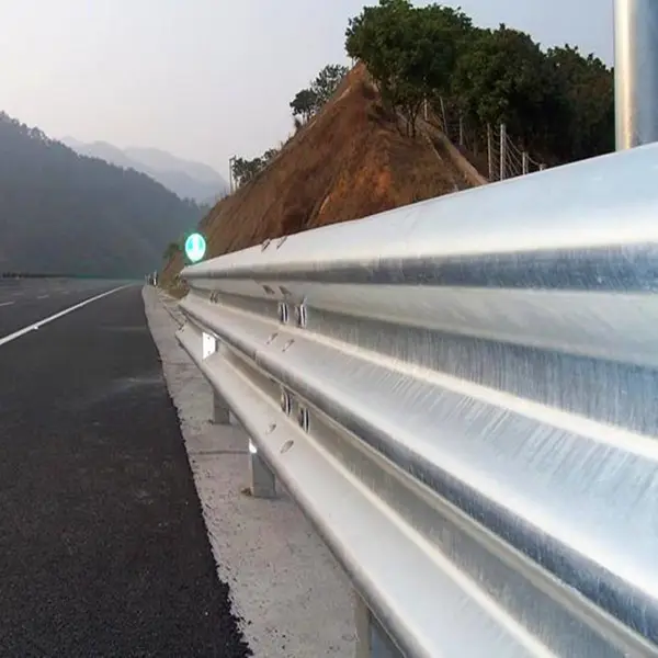 高速公路护栏板喷塑双波形护栏国标防撞热镀锌乡村道路安全隔离栏