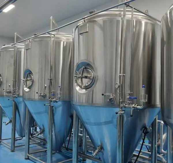 自酿啤酒设备 2吨小型精酿啤酒设备生产工厂