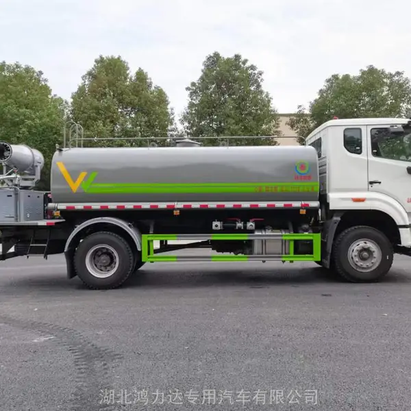 上海2吨洒水车穿梭城市街道带来清新与整洁守护城市环境