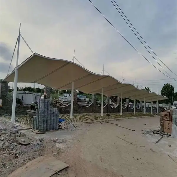双鸭山学校停车场张拉膜雨棚 双挑拉杆式汽车棚空间利用高