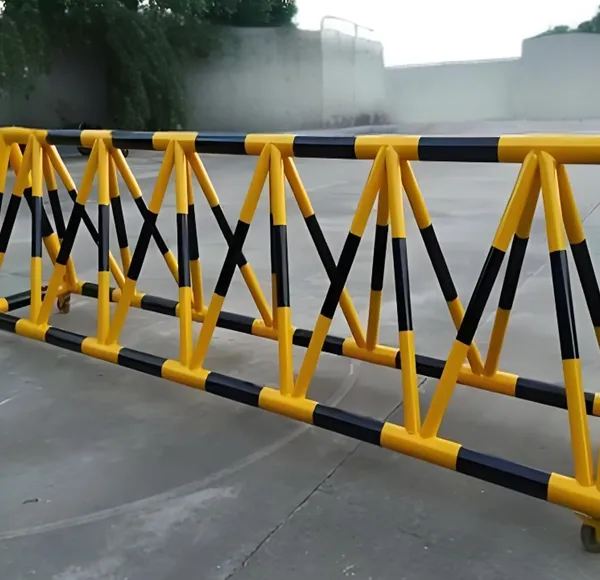 ѧУ�ſھ����ɶ����ƶ�·�ϵ�����������ײ��ʩ����ҵ��λ����