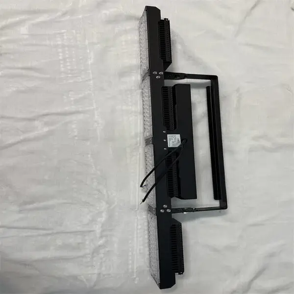 防眩光偏光球场灯 芯鹏达 400W 板式投光灯 220V IP65 户外运动场照明