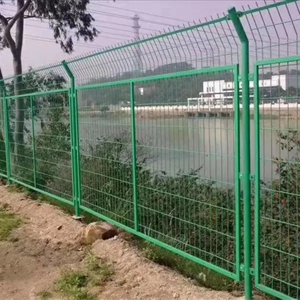 雷泰金属丝网供应园林围栏 苗圃围栏 折弯护栏