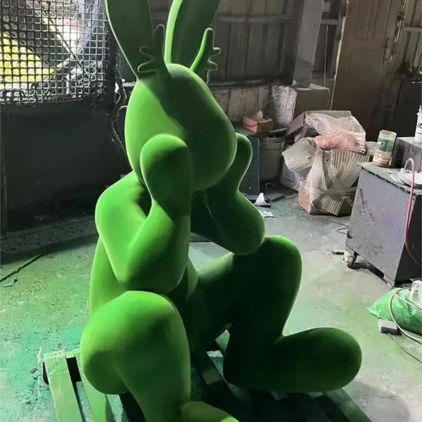 树脂玻璃钢兔子植绒公仔适用于儿童乐园亲子酒店