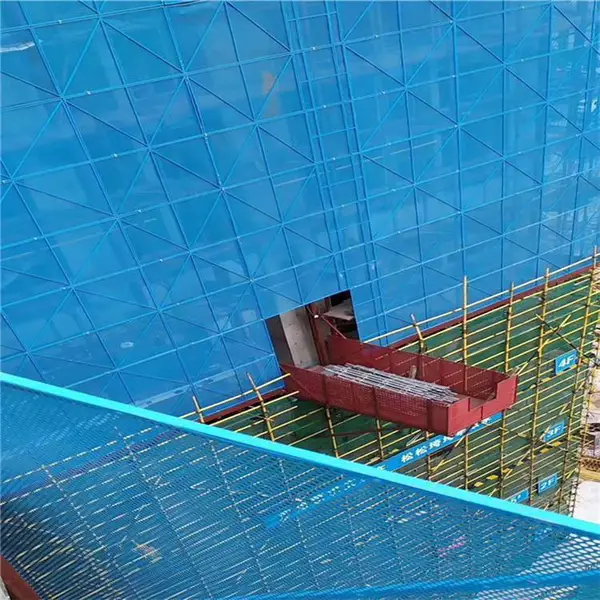 盖楼外蓝色钢网 外爬架建筑网 脚手架钢板防护网