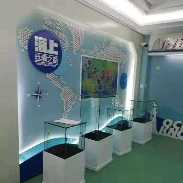 加工定制古董展品玻璃展示柜 产品木质陈列架 青岛展柜工厂 展台设计搭建