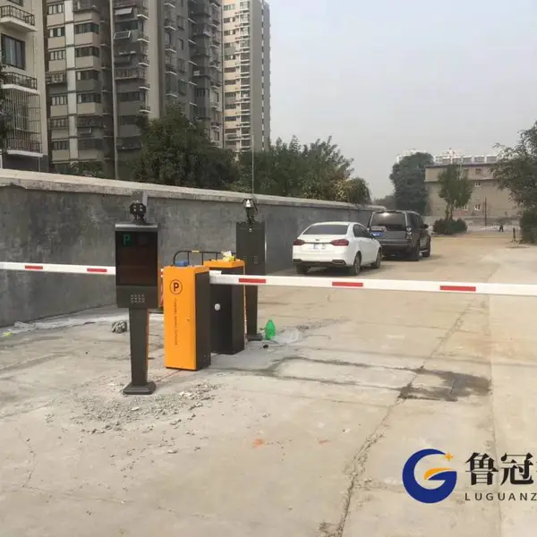 金寨县车牌识别起落杆系统广告道闸安装栅栏门广告门-厂家直供
