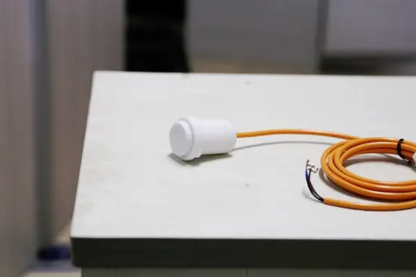 M18耐强酸强碱腐蚀电感式接近开关传感器 铁氟龙壳非金属感应开关