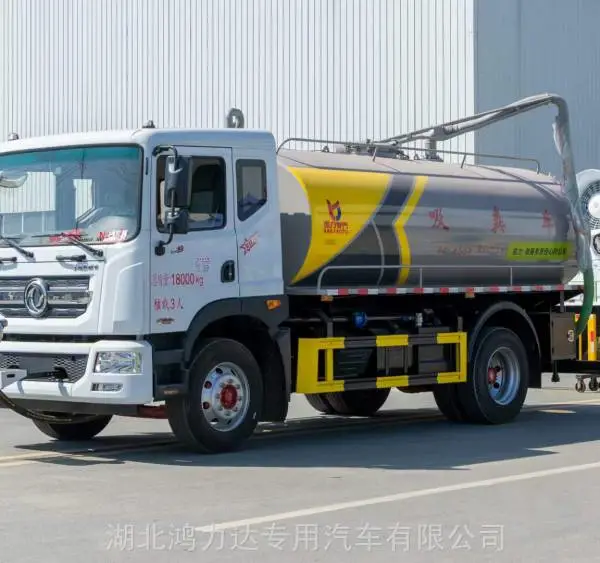 重庆5方洒水车穿梭城市街道作业为道路降尘增湿美化环境