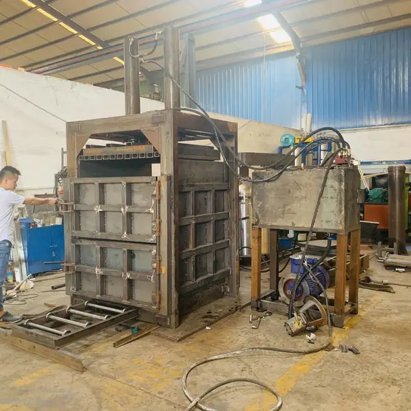 订制加工各类立式打包机 废旧饮料瓶立式液压打包机厂家质保