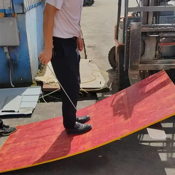鄂州建筑工程项目建筑模板供应商怎么挑?湖北佰年松木业,嘉鱼厂区 200 公里以内当天下单当天达工地