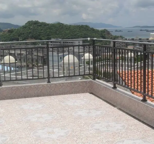 采用防拆配件安装的锌钢阳台栏杆,江苏镇江玻璃阳台护栏,Q235烤漆飘窗围栏