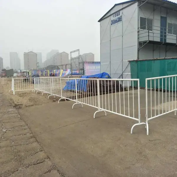 鸿宇筛网运动会铁艺隔离栅 临时铁马护栏 工程警示围栏