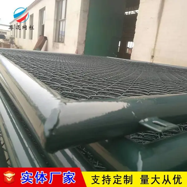 乌鲁木齐体育场勾花护栏 日字型喷塑足球场护栏网 组装球场围栏