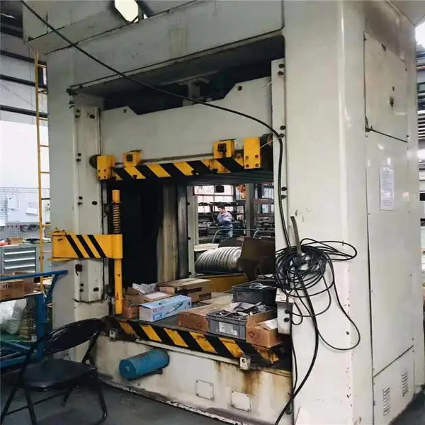 现金回收进口合模液压机与翻模机，欧美品牌精密设备回收。