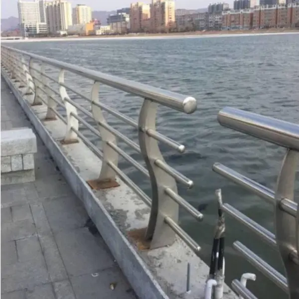 桥梁护栏 不锈钢复合管护栏立柱 道路公路防撞护栏杆 铸铁立柱