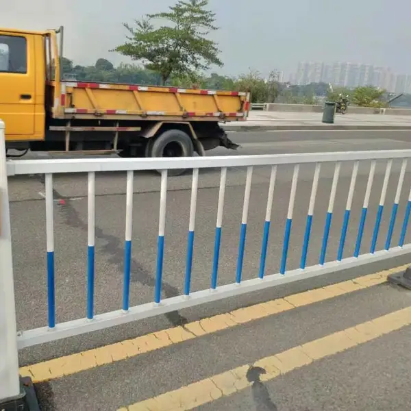 公路中心分隔防撞栏杆 白色锌钢隔离围蔽护栏