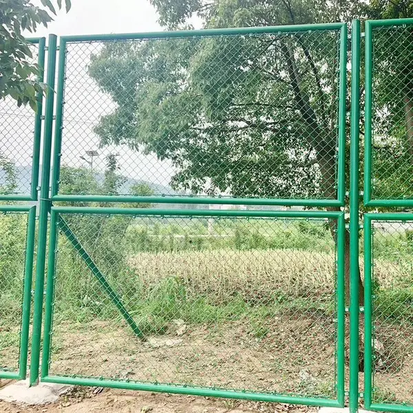 篮球场防护栏 体育场隔离网 菱形孔 车间现货 承接工程安装指导