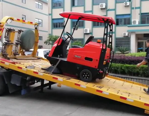 供应W1400 小型电动驾驶式扫地机 环卫扫地机 驾驶式扫地机 道路清扫车 成都扫地机 四川扫地机