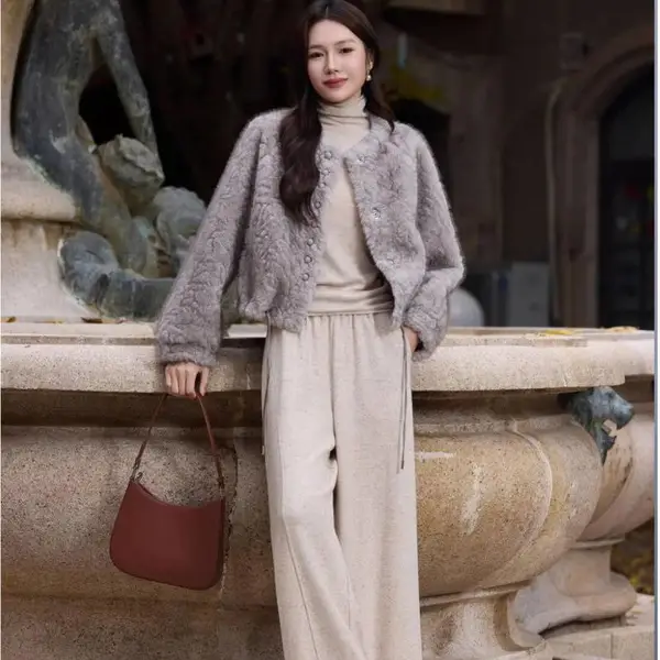 秋冬款名妹品牌撤柜女装 保暖显贵气羽绒服石井尾货走份批发