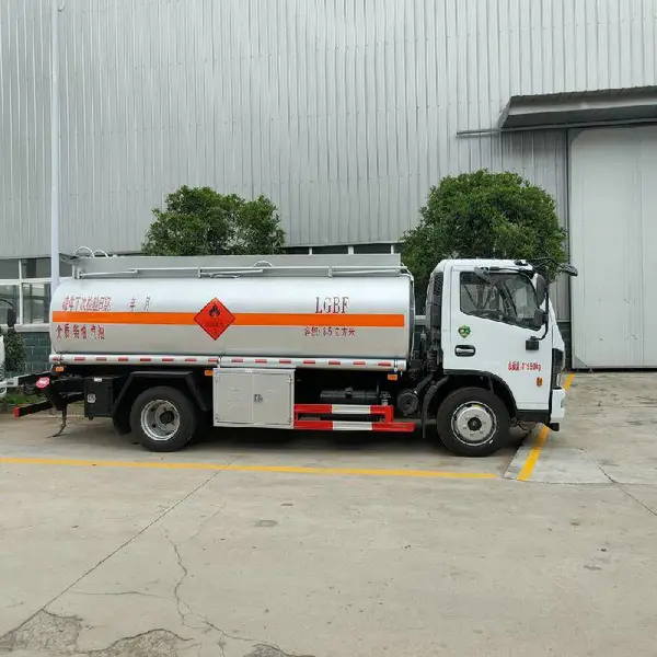 国六碳钢材质十吨加油车 东风多利卡十二吨铝合金材质油罐车