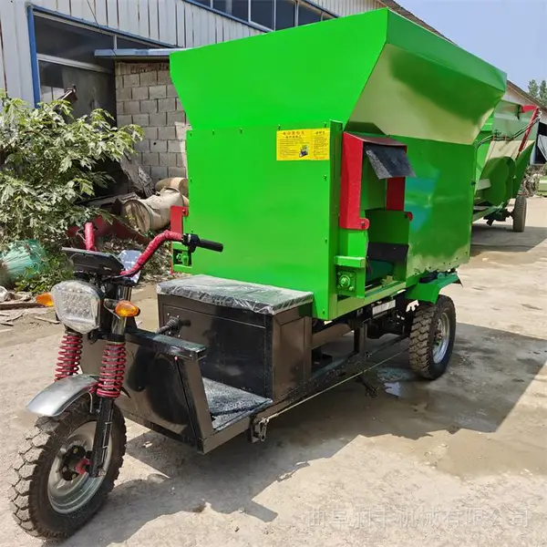 柴油自走饲喂撒料车 tmr制备机 窖池取料直装车箱连续草料投喂车